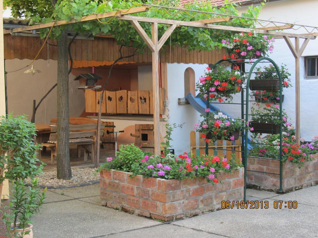 Haus Resi Apartment Staatz Exterior photo