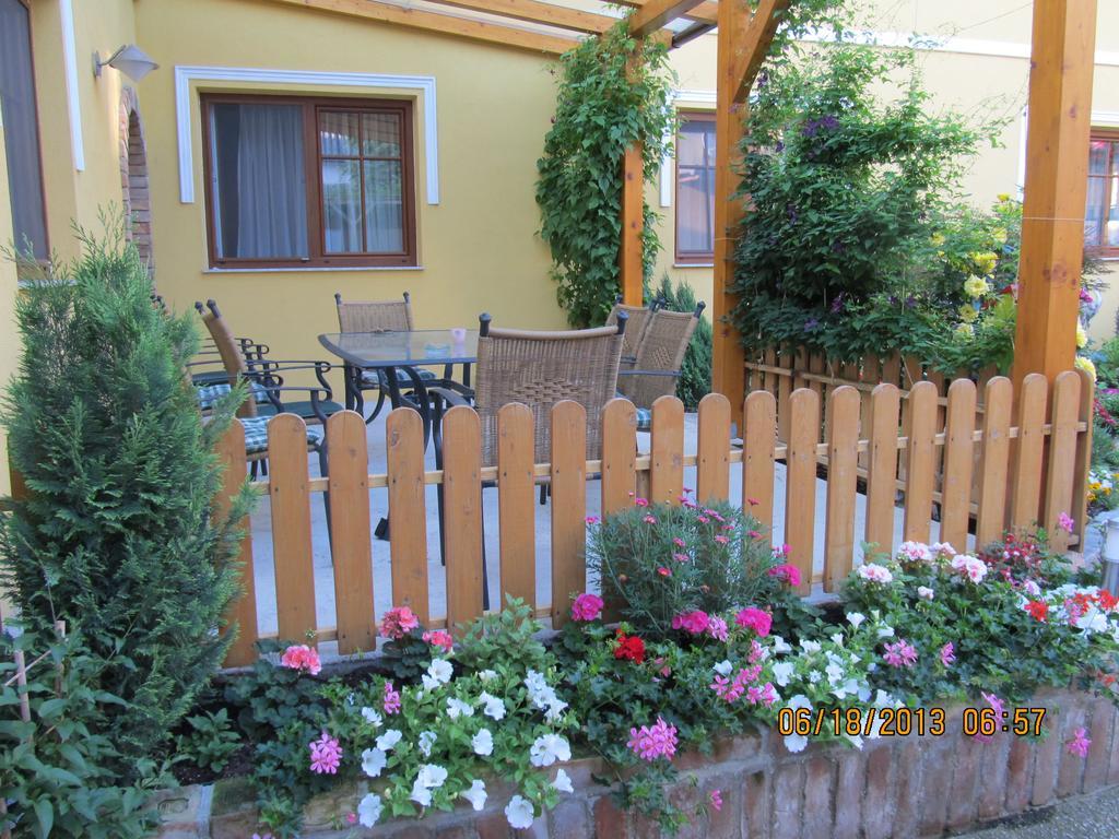 Haus Resi Apartment Staatz Exterior photo
