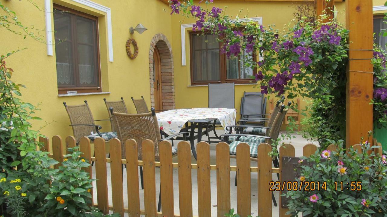 Haus Resi Apartment Staatz Exterior photo